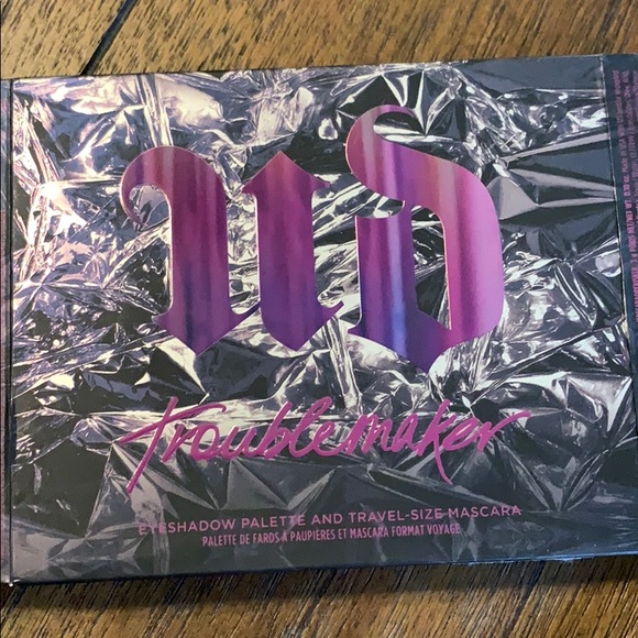 New in box Urban Decay ‘Troublemaker’ Set - Picture 2 of 6